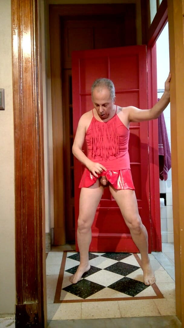 Dildo Man and Cross Hard Sex: Masturbação com roupas femininas e uma linda saia vermelha