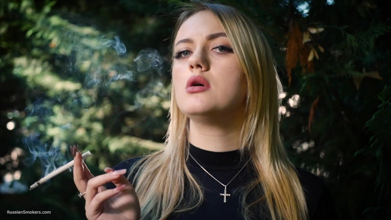 Russian Smokers: Ateşli sarışın hatun doğada bir siyah sigara içiyor