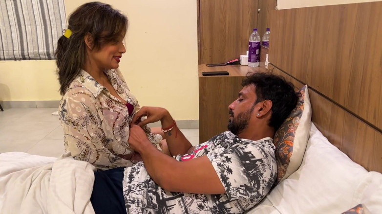 Next short: Hermosa india follando con su marido en la mañana follando...