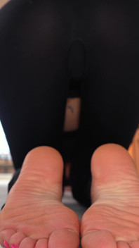 4K Yoga-sandaal Plagen Van Hete Blonde MILF Met Lange Teennagels Enry Burch Sandalen