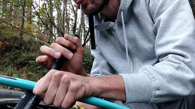 Elvissc: La mia ruota da bicicletta ha forato e ho finito...
