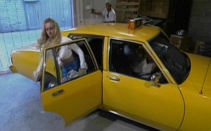Monde Francais: Velkolepá blonďatá francouzská kočička má gangbang před výstřiky na obličej