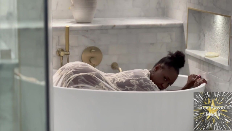 Star Power Media: उमस भरी भिगोना: Giana का शरारती स्नान छेड़-चिढ़ाना