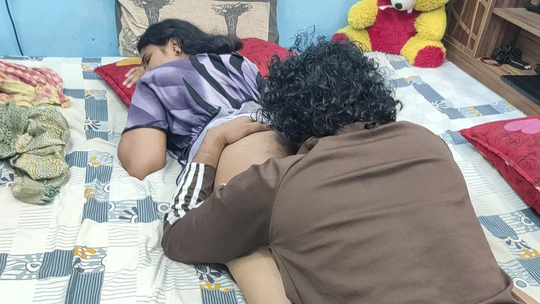 Vaigavarun45: Desi malese coppia culo caldo bacio romanticismo in nighty
