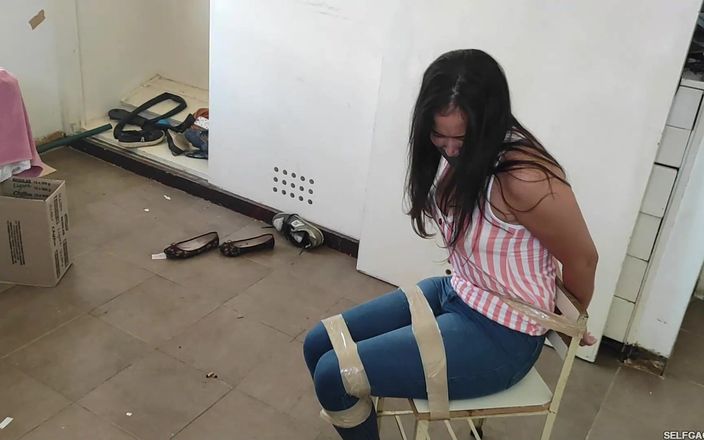 Selfgags Latina Bondage: धूम्रपान अच्छा नहीं है!