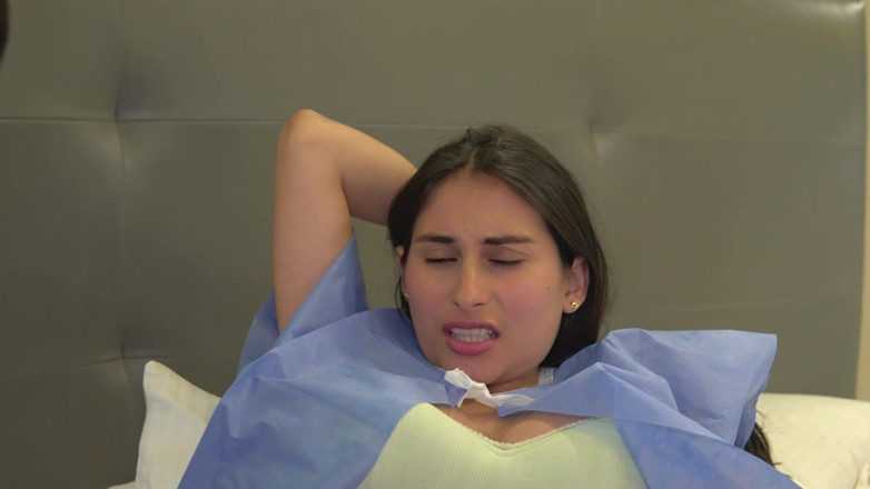 Jenifer Play: Mon docteur me touche et j’aime ça ! Sexe lesbien enceinte