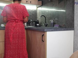 Pantyhose me porn videos: Olgun mutfakta yemek pişirmek elbisesini yukarı çekiyor ve iyi bir sikiş...