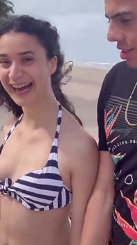 A jovem me deu sua buceta apertada na praia