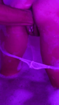 Fisting In Der Badewanne, Bis Sie Aus Gedehnter Muschi Spritzt