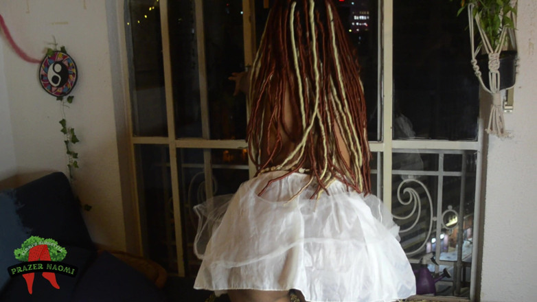 Prazer Naomi: È Un Piacere Spruzzare Con Il Plug Nel Sedere Davanti...
