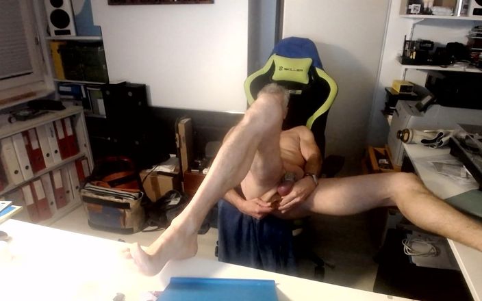 FlayandFFist: Aku lagi asik muasin memekku pakai kontol besarku