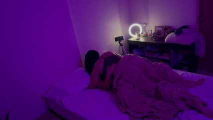 zoemelissa: Spolubydlící, kteří nemohli odpočívat, se nakonec třeli pod peřinou a...