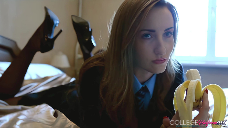 College Uniform: शीर्ष केले की विशेषता Sophia smith