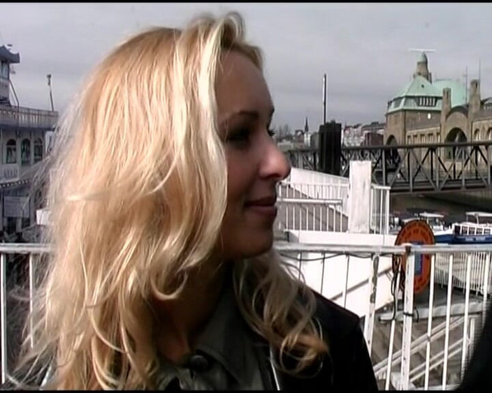 Deutsche Camgirls: Snygg blond brud fick leka med en kille på casting