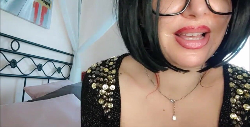 savannahamatoriale: Soy tu regalo, querida. Soy una verdadera prostituta