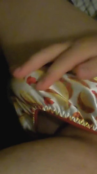 Une bosse taco en satin joue à la branlette et à l'éjac