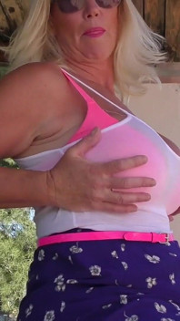 Il Clima Bollente Mette Davvero La Tettona MILF Melody Charm in...
