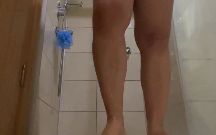 Lux Eva: MILF se baví ve sprše!