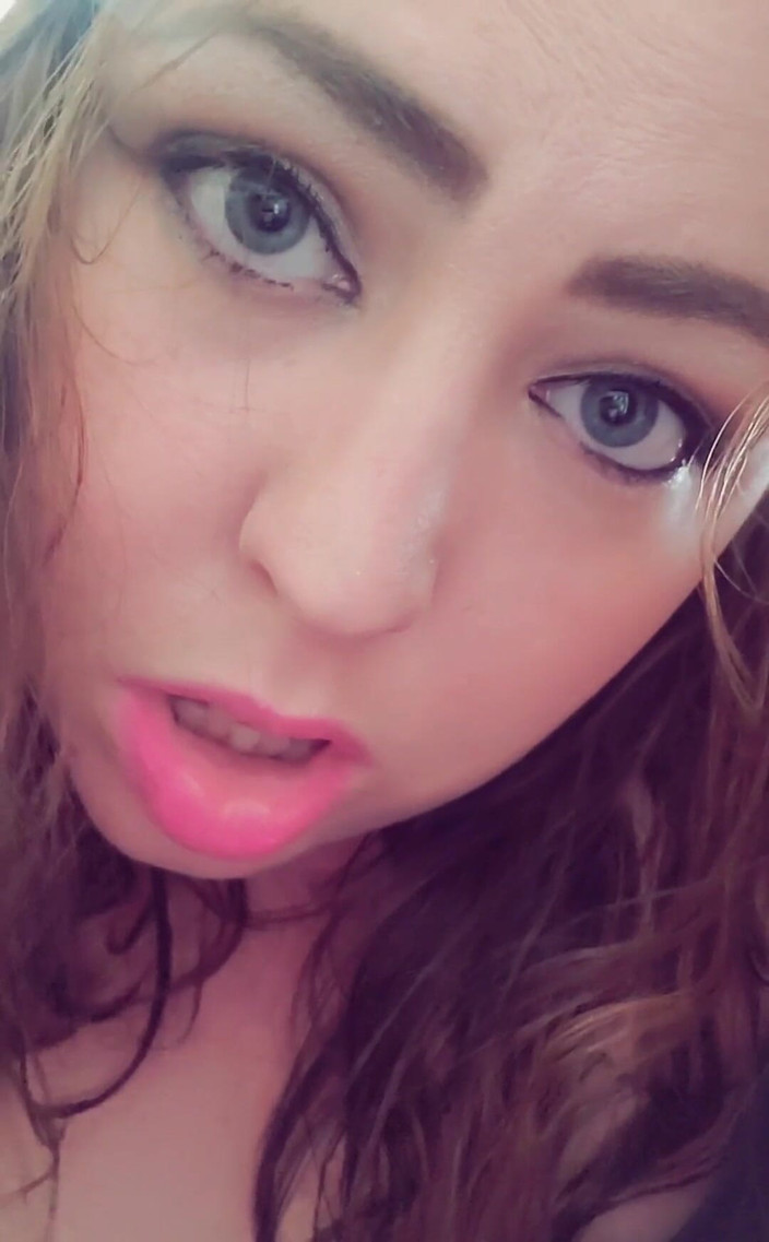 KinkyKatie: 想象一下，你在我身后，让我做了这些脸。你会多快射精？