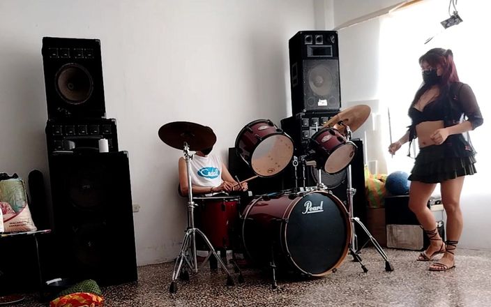 Goky: Cowok ini lagi asik mainin drum untuknya - cewek ini menari,...