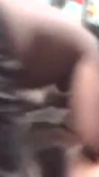 Un beau-père indien baise avec sa belle-fille et éjacule sur la chatte