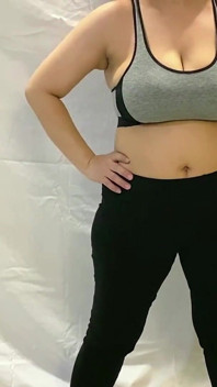Yoga quente com mamãe em leggings apertadas e sutiã esportivo
