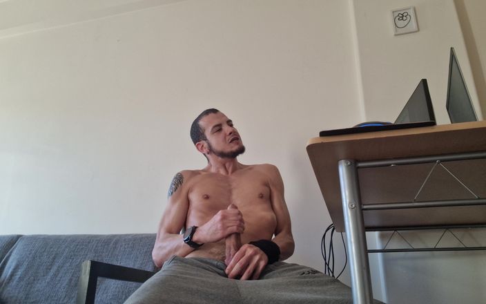 Fitguywithbigdick: Masturbazione solitaria veloce