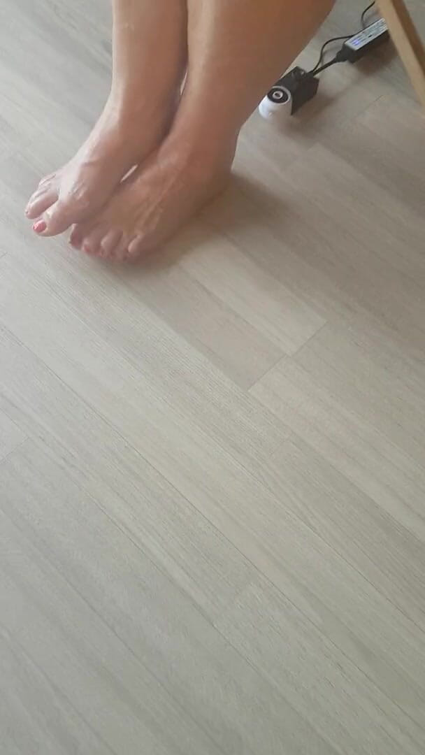 MisS Angel: Playing whit barefeet again.