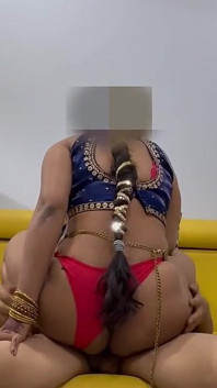 Indische stiefmutter mit dickem hintern liebt es, junge typen mit großem schwanz zu reiten
