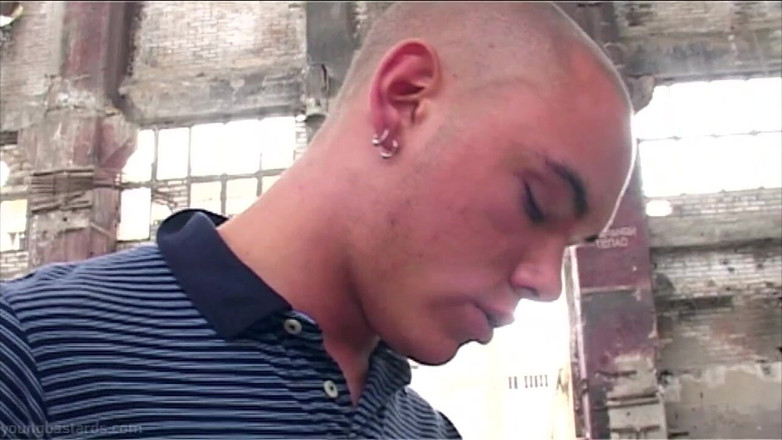 Young Bastards: Beefcake eliminado por joven skinhead
