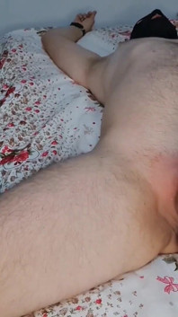 Šukám jeho penis obrovskou 30cm hračkou a plácám mu svázané koule. Uretrální zvuk, CBT paní Badkittyb