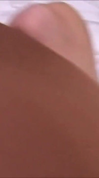 Aşırı seksi orta yaşlı seksi kadın götüne yumruk sokuyor ve bundan zevk alıyor