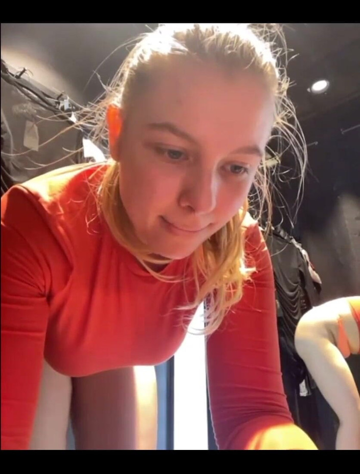 JuiceLussie: Futai extrem în cabina de probă