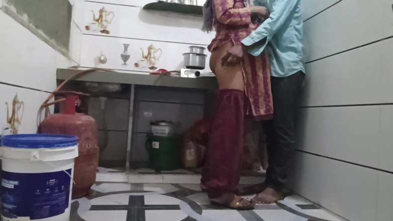 Bhabhi UP: Jiran pertama kali memasuki dapur
