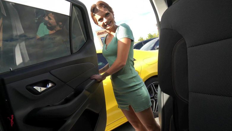 Katie Diggs: Afroppen op grote zwarte lul op de drukke parkeerplaats