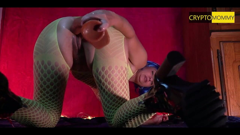 Crypto Mommy: ボディストッキングの中で大きなディルドで自慰をする