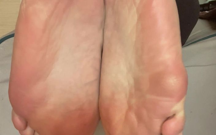 Feet: Pokaż stopy