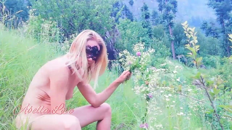 Abella Love: Moje první nahá procházka v lese, abych udělala věnec