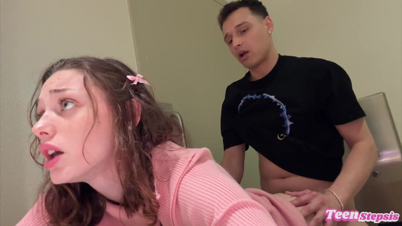 Teen StepSis: Daisy Love fodendo em um banheiro do shopping