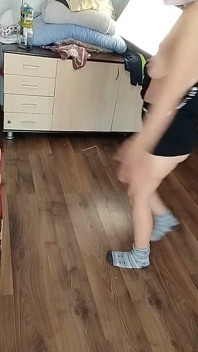 Amatérská Manželka Si Ráda Zkouší Oblečení a Stříhá Je.