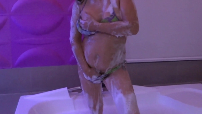 Ardientes69: Mijn mooie vrouw geniet van de jacuzzi in het motel...