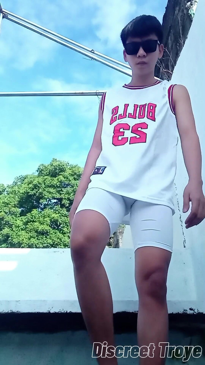 Troye_AsianPinoy: Ragazzo asiatico si masturba all'aperto