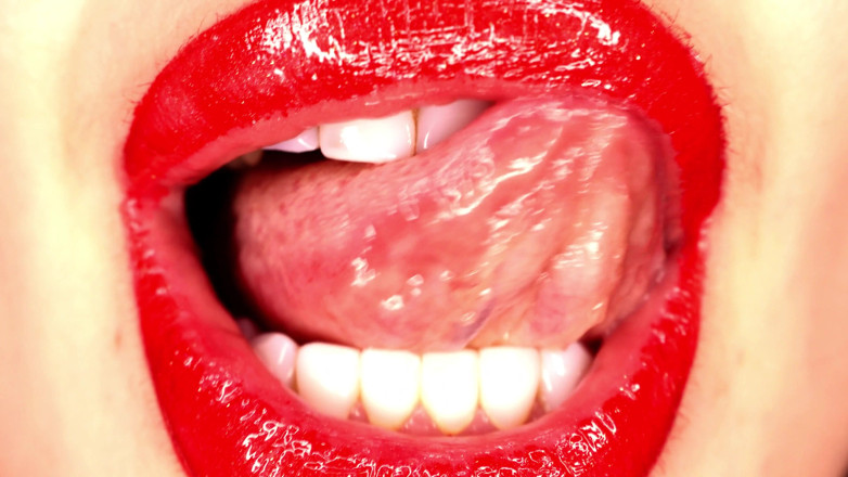 Goddess Misha Goldy: 4K Applying lip gloss &amp; smoking &amp; spit fetish