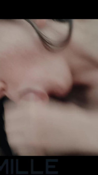 Cewek seksi lagi asik nyepong kontol