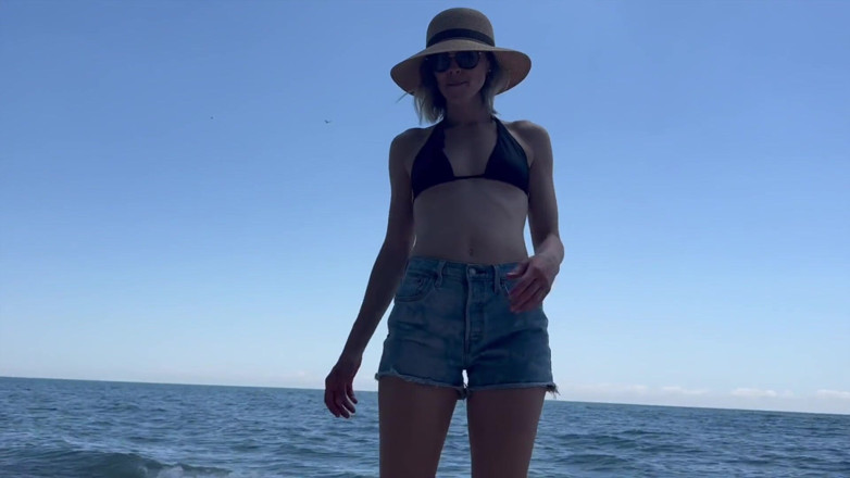 Serenity Cox: Bini Mengongkek Suami Dan Kawannya Di Pantai Dan Dapat Creampie...