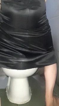 Masturbieren mit satin-seidensänger-kleid