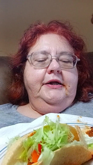 BBW nurse Vicki adventures with friends: Comeu uma grande refeição caseira de taco