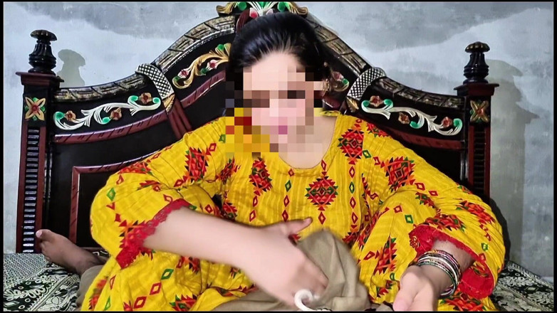 Kingsizedevil: Awek Iran panas dalam salwar kuning ketat Kameez dengan buah...