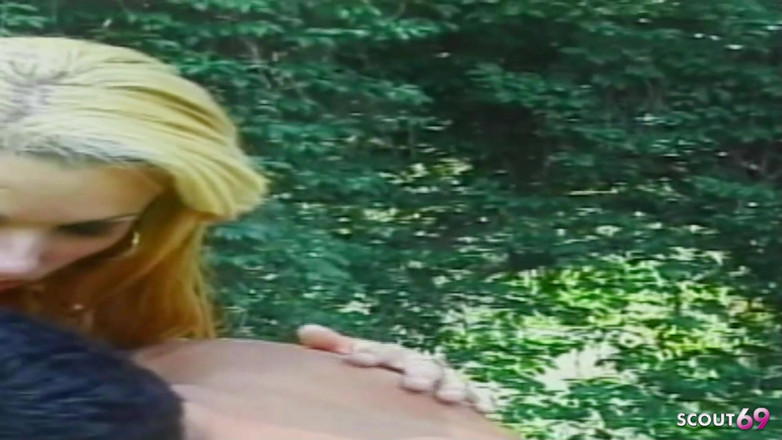 Shemale TS Collection: 性感的金发人妖在度假期间在户外被勾引并被肛交