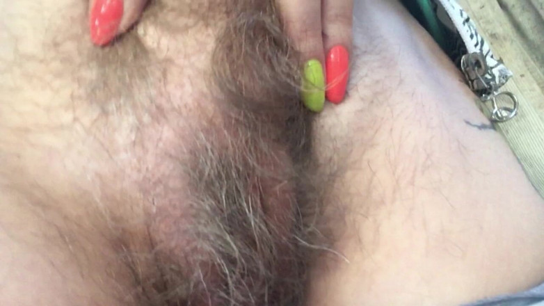 Risky Hairy Couple: Risicovolle masturbatie bij een constructiezitting